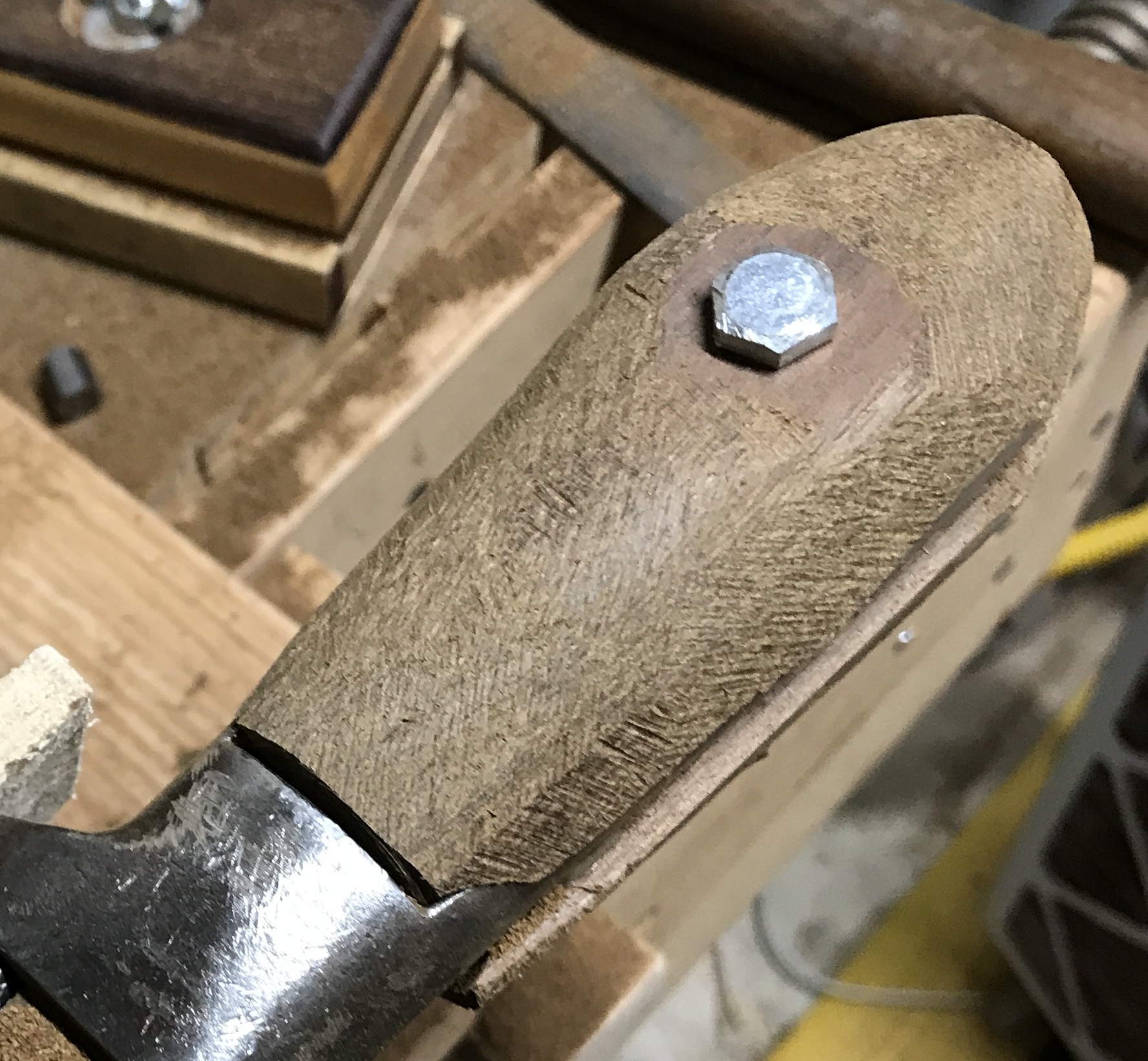 Shaping the handle with the rasp